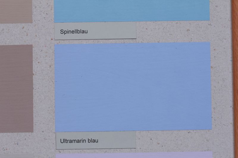 Hier wurde auf 1kg Vega Wandfarbe 35g Pigment ultramarinblau beigement